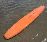 Early copy of the first Ten Cate board imported to Czechoslovakia in 1974. Made in Pilsen, with Love & Care. * Holanďan nebo Kaliforňan? Pro kopie plováku Ten Cate dovezeného Janem Pánkem se používaly oba tyto názvy. Toto červené plavidlo bylo vyrobeno v Plzni a letos po dlouhých desetiletích omočilo své dno v Boleváku.