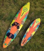 It's high time for HI-TECH, Maui-Hawaii, 80's; „8-3 board, #1230“. Designed by Craig Maisonville, graphics inspired by Guzmania flower. Catch of the year ! * Craig Maisonville založil Hi-Tech Maui v roce 1982. Prkna s touto značkou patřila mezi nejžádanějšími „wave“ prkna na světě. Jeden z klenotů s kultovním „H-T“ se na vás těší v expozici windsurfing muzea…