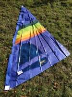"BAY" sail (*198x). German wetsuits producer has also tried to grab a piece of the equipment market. Golden and rainbow windsurfing 80´s. * Na začátku osmdesátých let, v době zlaté windsurfové horečky, šil plachty skoro každý, kdo měl šicí stroj. Firma BAY, jako výrobce kvalitních neoprenů a oblečení pro vodní sporty k tomu měla docela blízko.