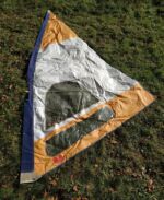 De Vries sail (~1979 - 1980). De Vries, sail makers since 1830. Another famous brand name entered the windsurfing business in late 70´s. * Plachta De Vries. Také holandský výrobce plachet s tradicí od roku 1830 podlehl kouzlu sportu vynalezenému v roce 1967.